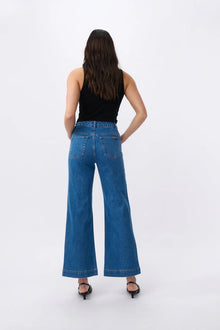 Channel chic 70’s style. A modern twist on the classic wide-legged jean, the Kireina Freya Jean features a mid/high rise that’s fitted at the hips with a relaxed, wide leg that flares at the knee. Works so well with one of our classic cotton tees and a pair of boots or sandals.