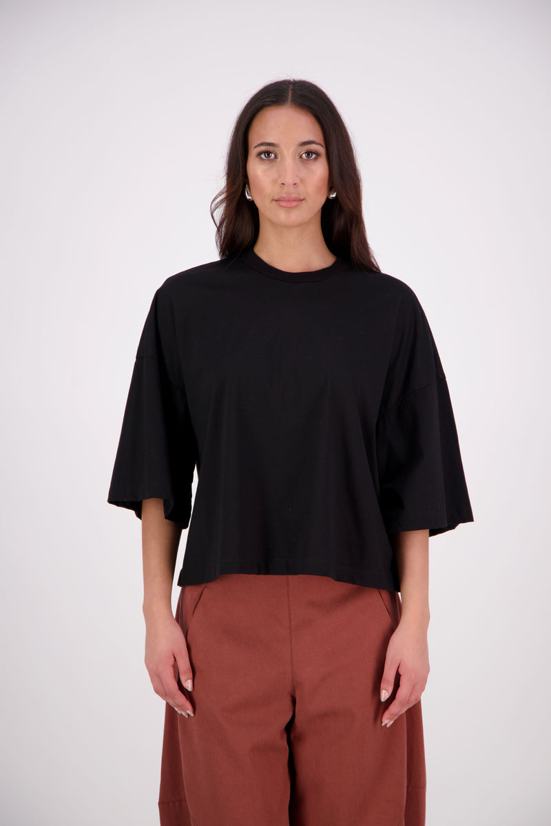 N-E-S  Gia Tee – The Effortless Go-To
The Gia Tee is your ultimate easy-wear essential, featuring an exaggerated dropped sleeve and relaxed boxy fit. Perfect on its own or layered under jackets and shirts, this versatile tee is a throw-on-and-go favourite for everyday style