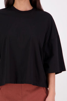 N-E-S  Gia Tee – The Effortless Go-To
The Gia Tee is your ultimate easy-wear essential, featuring an exaggerated dropped sleeve and relaxed boxy fit. Perfect on its own or layered under jackets and shirts, this versatile tee is a throw-on-and-go favourite for everyday style
