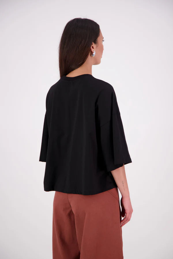 N-E-S  Gia Tee – The Effortless Go-To
The Gia Tee is your ultimate easy-wear essential, featuring an exaggerated dropped sleeve and relaxed boxy fit. Perfect on its own or layered under jackets and shirts, this versatile tee is a throw-on-and-go favourite for everyday style