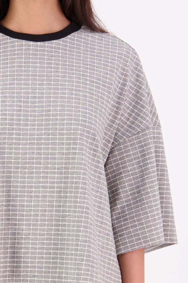 N-E-S  Gia Tee – The Effortless Go-To
The Gia Tee is your ultimate easy-wear essential, featuring an exaggerated dropped sleeve and relaxed boxy fit. Perfect on its own or layered under jackets and shirts, this versatile tee is a throw-on-and-go favourite for everyday style