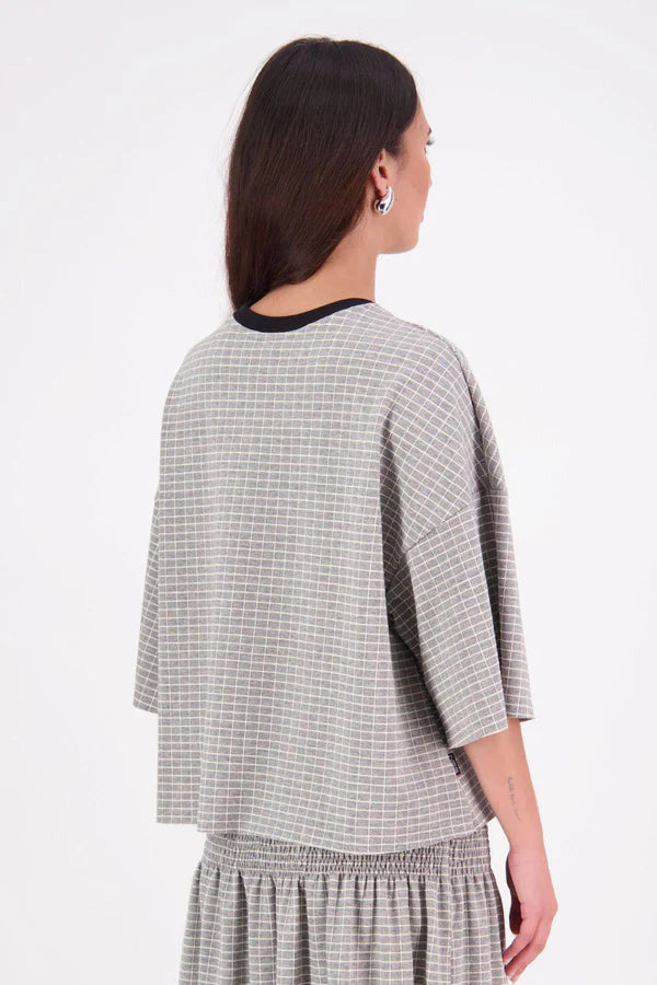 N-E-S  Gia Tee – The Effortless Go-To
The Gia Tee is your ultimate easy-wear essential, featuring an exaggerated dropped sleeve and relaxed boxy fit. Perfect on its own or layered under jackets and shirts, this versatile tee is a throw-on-and-go favourite for everyday style