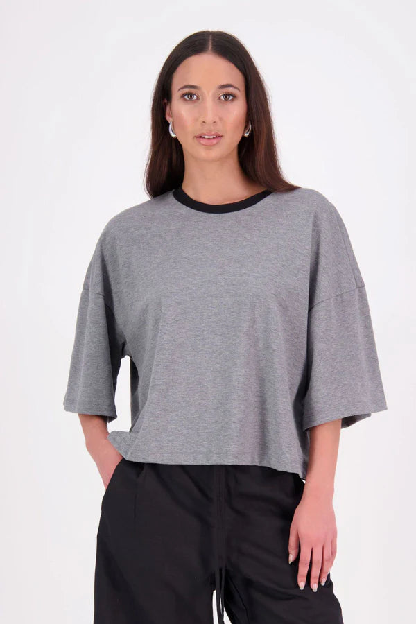 N-E-S  Gia Tee – The Effortless Go-To
The Gia Tee is your ultimate easy-wear essential, featuring an exaggerated dropped sleeve and relaxed boxy fit. Perfect on its own or layered under jackets and shirts, this versatile tee is a throw-on-and-go favourite for everyday style