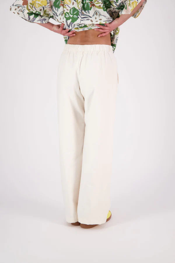 The N-E-S Gin Pants are a best-selling essential, designed to flatter all body shapes with a clean, classic cut. Featuring a flat front, elasticated back, and angled side pockets, they blend comfort and polish effortlessly. Made from a cotton blend, cool-to-the-touch, they're perfect for work, travel, or everyday wear. Whether dressed up or down, the Gin Pants are your go-to for timeless style and all-day ease.

Our model is 174cm and wear a XS (8)

Composition: cotton nylon
Designed and Made in New Zealand
