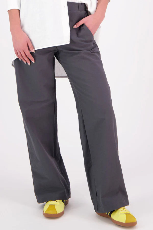 The N-E-S Gin Pants are a best-selling essential, designed to flatter all body shapes with a clean, classic cut. Featuring a flat front, elasticated back, and angled side pockets, they blend comfort and polish effortlessly. Made from a cotton blend, cool-to-the-touch, they're perfect for work, travel, or everyday wear. Whether dressed up or down, the Gin Pants are your go-to for timeless style and all-day ease.

Our model is 174cm and wear a XS (8)

Composition: cotton nylon
Designed and Made in New Zealand
