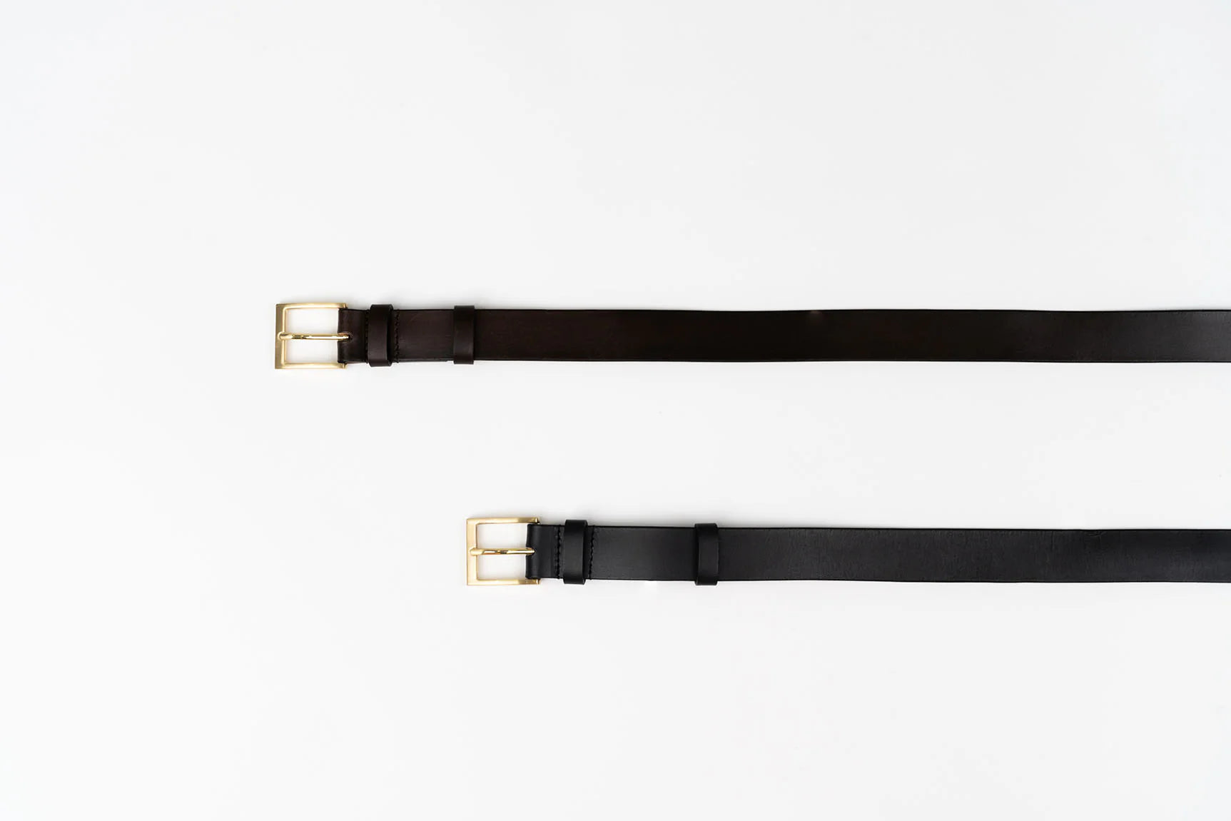 HUMIDITY LIFESTYLE - CLASSIC BELT IN BLACK.
A timeless belt crafted with 100% smooth leather, double leather keeper and rounded brass buckle.
100% leather.
Smooth leather strap.
Brass buckle.
Adjustable - 7 holes.
Responsibly sourced leather .
