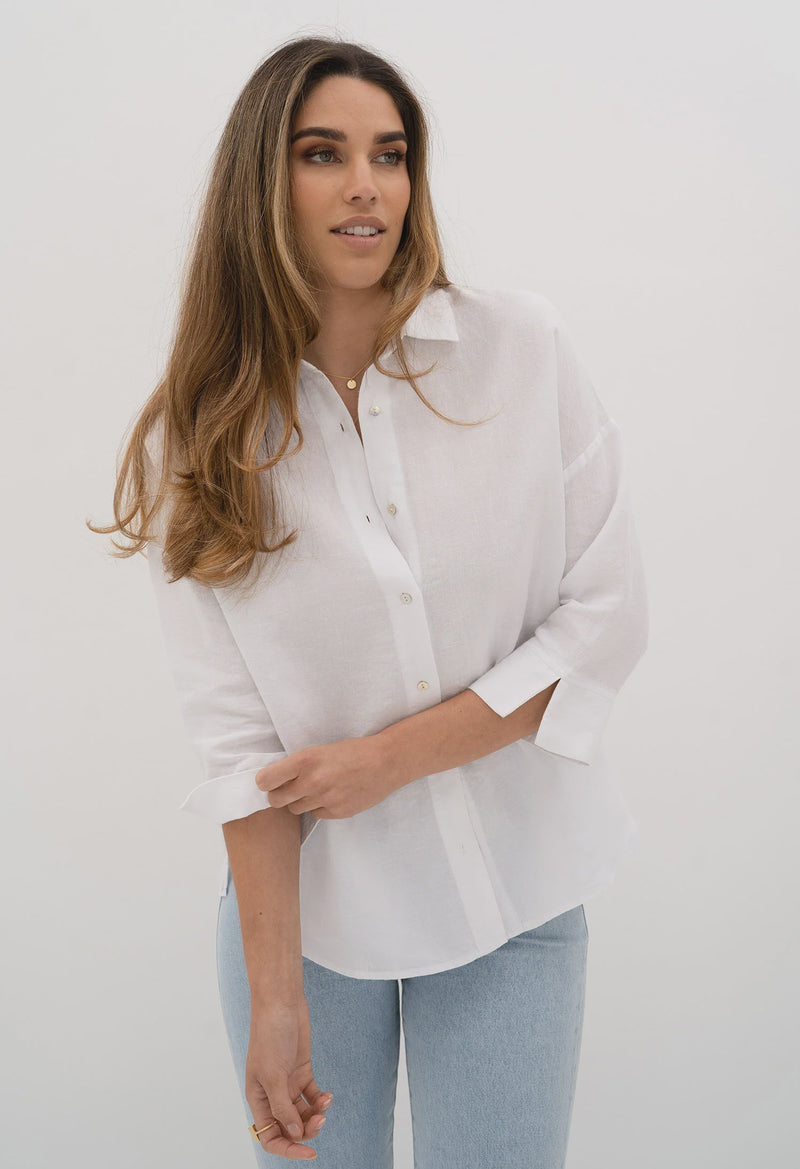 HUMIDITY | EMPIRE SHIRT -WHITE
A versatile staple shirt – easy to wear &amp; perfect for all seasons.
Roomy, relaxed fit with drop shoulder.
Mid-length sleeves, wear down or roll the cuffs up.
Non-sheer, cool and comfortable.
Soft, washed high quality 100% linen.
Longer at back featuring a dipped hem.
True to size
