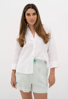 HUMIDITY | EMPIRE SHIRT -WHITE
A versatile staple shirt – easy to wear &amp; perfect for all seasons.
Roomy, relaxed fit with drop shoulder.
Mid-length sleeves, wear down or roll the cuffs up.
Non-sheer, cool and comfortable.
Soft, washed high quality 100% linen.
Longer at back featuring a dipped hem.
True to size