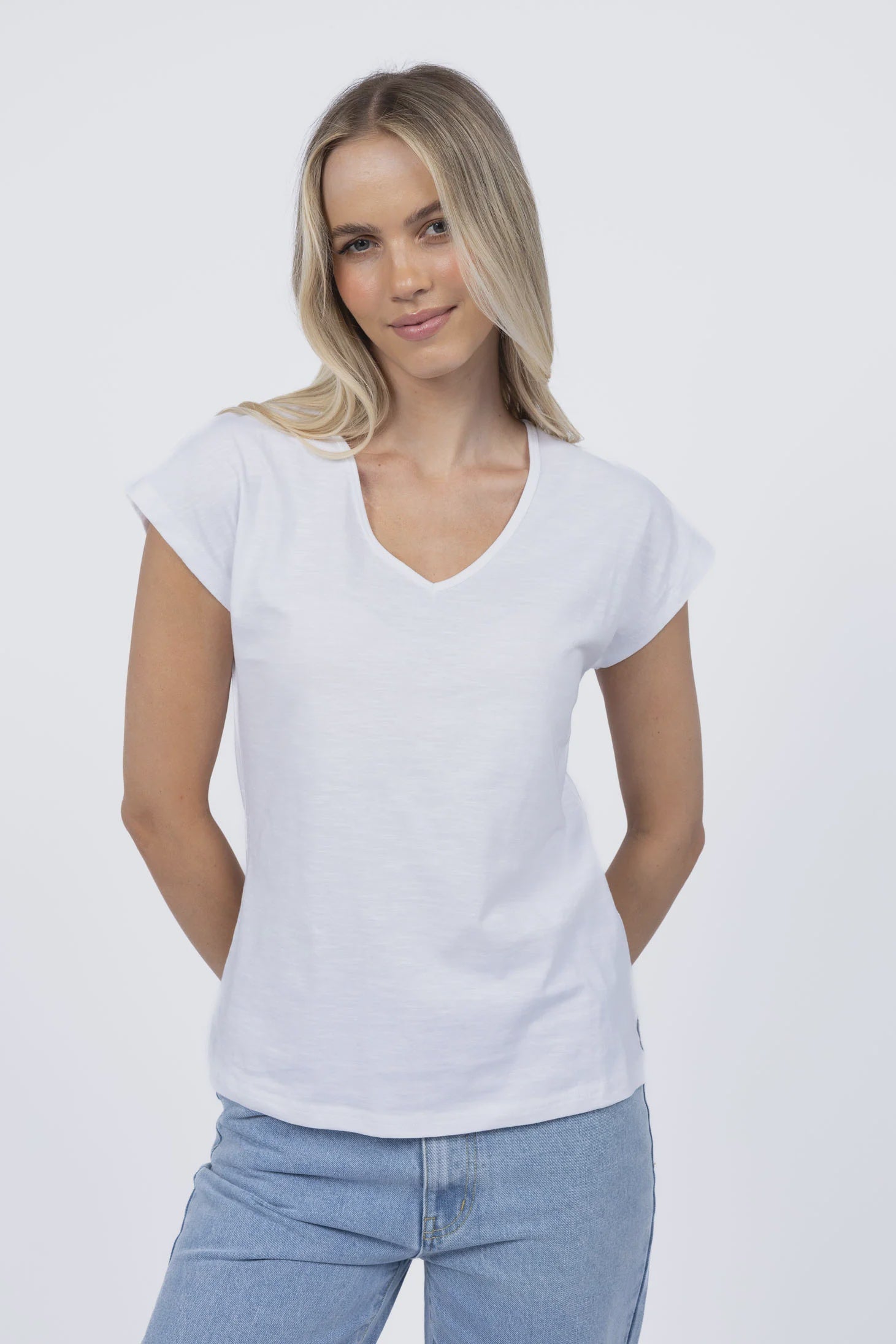 HUMIDITY | MUST HAVE V NECK TEE
Everyone’s favourite basic tee.
Flattering V-neck.
Drop shoulder for a relaxed fit.
Regular fit.
100% soft, lightweight cotton slub.
Garment dyed – slight variations in dye lots will occur, every piece is unique.
A slightly textured weave in fabric.
True to size&nbsp;

Model Wears Size: S

Composition: 100% COTTON