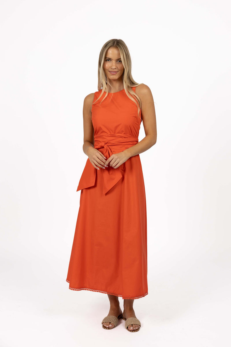HUMIDITY | WILLA TIE DRESS :Flattering summer maxi dress.
High round-neck with V shaped back.
Fitted bust and waist.
Bra-friendly.
Classic A-line shape.
Elasticated panel for added stretch and comfort.
Invisible zip closure at back.
Wide, long, removable waist tie.
Feature trim on hem.
Soft, lightweight cotton blend.
Maxi-length - sits at the ankle on average height.
This style is true to size and fitted across the bust - elastic in the side of the bodice allows for extra room.