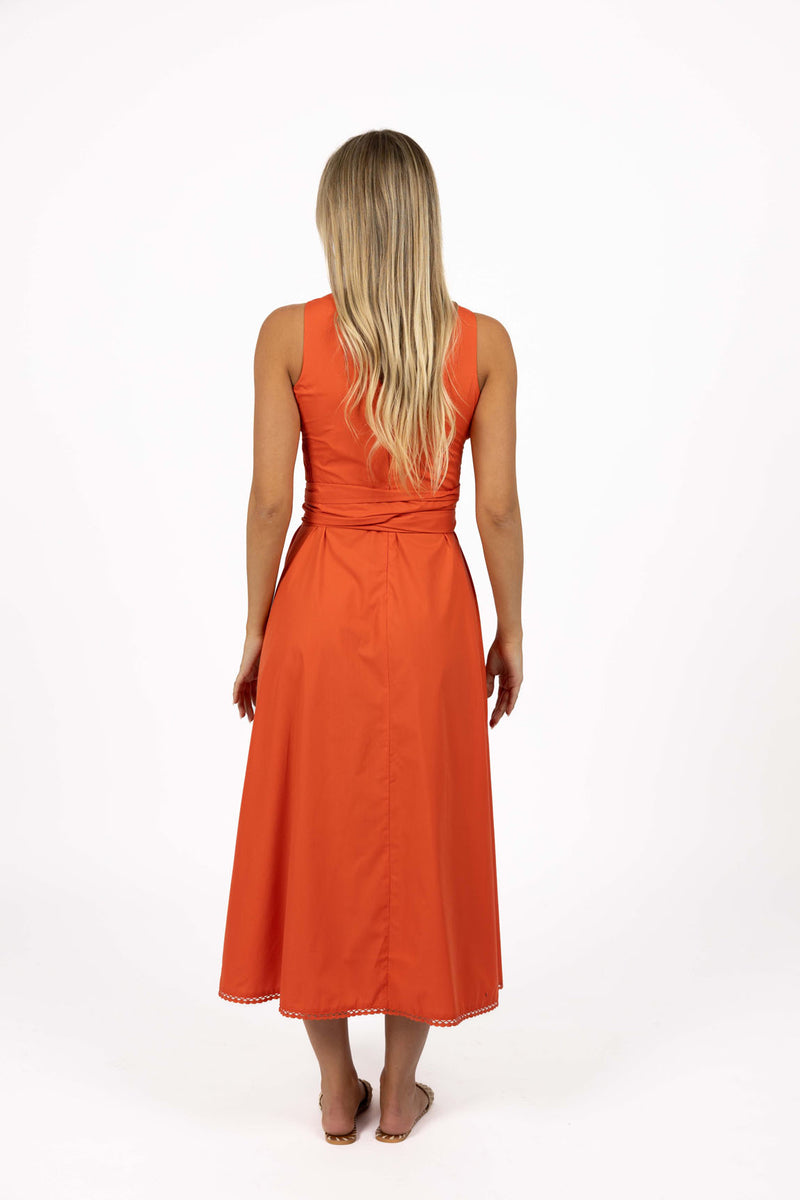 HUMIDITY | WILLA TIE DRESS :Flattering summer maxi dress.
High round-neck with V shaped back.
Fitted bust and waist.
Bra-friendly.
Classic A-line shape.
Elasticated panel for added stretch and comfort.
Invisible zip closure at back.
Wide, long, removable waist tie.
Feature trim on hem.
Soft, lightweight cotton blend.
Maxi-length - sits at the ankle on average height.
This style is true to size and fitted across the bust - elastic in the side of the bodice allows for extra room.