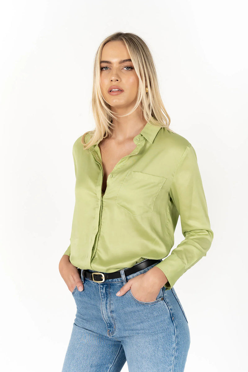 HUMIDITY LIFESTYLE -  TWIGGY BELT AVAILABLE IN BLACK & COCOA.
A timeless belt crafted with 100% smooth leather, double leather keeper and rounded brass buckle.
100% leather.
Smooth leather strap.
Brass buckle.
Designed to be worn at waist.
Adjustable - 7 holes.
Responsibly sourced leather. 