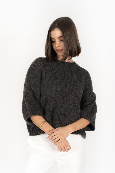 The Humidity Lifestyle Alora knit top is the perfect easy-wear knitted top. Mid-weight chunky wool blend. Three classic, neutral hues. Oversized, relaxed fit. Dropped shoulder design. Feature balloon sleeves. Wide rib neckline, cuff and hem. Sits comfortably at the hip. Roomy fit-True to size, relaxed design.