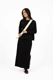 HUMIDITY LIFESTYLE
Comfy, cool and effortlessly wearable. Meet the Banter Skirt – your new fuss-free essential made for daily wear. This skirt features a clean silhouette, comfortable waistband and soft cotton feel that makes it the kind of piece you’ll reach for on repeat. Pair it with sneakers and our Wildfire Long Sleeve Tee for a sporty off-duty look, or mix and match with knits and jackets for effortless layering. Banter is the skirt you’ll want to live in.