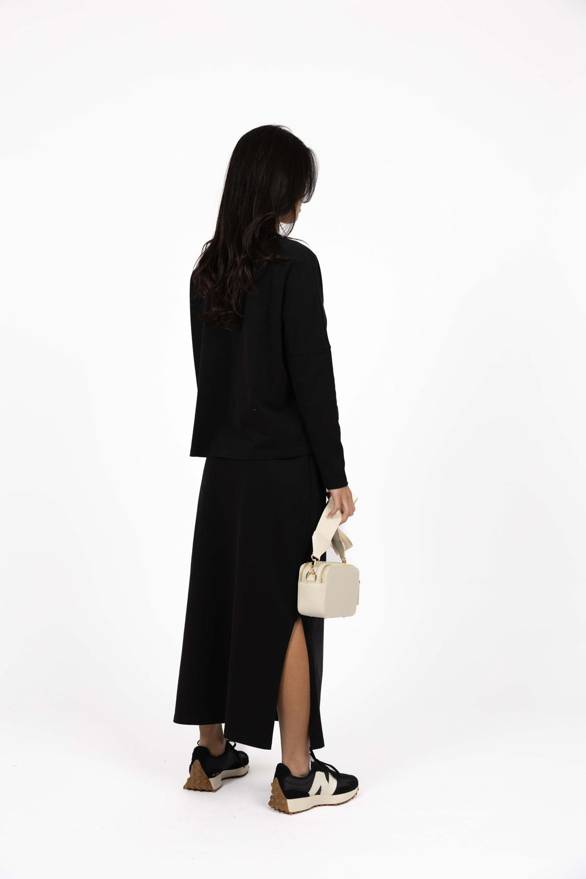 HUMIDITY LIFESTYLE
Comfy, cool and effortlessly wearable. Meet the Banter Skirt – your new fuss-free essential made for daily wear. This skirt features a clean silhouette, comfortable waistband and soft cotton feel that makes it the kind of piece you’ll reach for on repeat. Pair it with sneakers and our Wildfire Long Sleeve Tee for a sporty off-duty look, or mix and match with knits and jackets for effortless layering. Banter is the skirt you’ll want to live in.