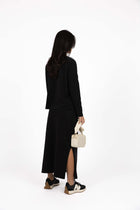 HUMIDITY LIFESTYLE
Comfy, cool and effortlessly wearable. Meet the Banter Skirt – your new fuss-free essential made for daily wear. This skirt features a clean silhouette, comfortable waistband and soft cotton feel that makes it the kind of piece you’ll reach for on repeat. Pair it with sneakers and our Wildfire Long Sleeve Tee for a sporty off-duty look, or mix and match with knits and jackets for effortless layering. Banter is the skirt you’ll want to live in.