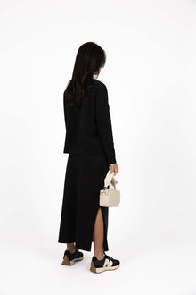 HUMIDITY LIFESTYLE
Comfy, cool and effortlessly wearable. Meet the Banter Skirt – your new fuss-free essential made for daily wear. This skirt features a clean silhouette, comfortable waistband and soft cotton feel that makes it the kind of piece you’ll reach for on repeat. Pair it with sneakers and our Wildfire Long Sleeve Tee for a sporty off-duty look, or mix and match with knits and jackets for effortless layering. Banter is the skirt you’ll want to live in.