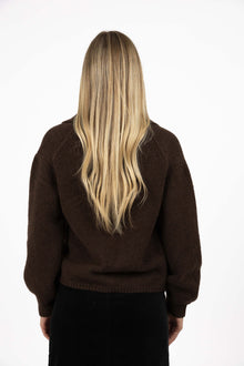 HUMIDITY LIFESTYLE - LIANA CARDI
The Liana Cardi is back. She is a stylish addition to any winter wardrobe, keeping you lovely and warm all season long. Liana offers a nice change from a jacket or coat that can cover everything and take over your whole look. The complementary detachable brass closure allows you to effortlessly switch up your style. Soft balloon sleeves add a touch of femininity and elegance, making this a perfect piece for any occasion.