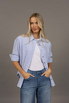 HUMIDITY LIFESTYLE
The Nala Shirt is your timeless button-up shirt designed for effortless, everyday wear. Crafted from a breathable cotton-linen blend and perfectly relaxed, it’s the kind of shirt you’ll reach for on repeat. Wear her open over a tank, tucked into your favourite denim, or layered under knits on cooler days – she’s a staple wardrobe go-to.
