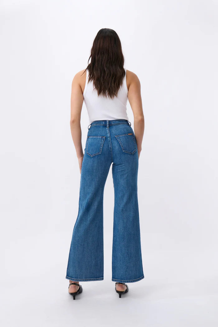 Kireina's again returned to their inspiration – the bold, adventurous '70s - and paid extra attention to the details. The Harper Jean is their new classic wide-leg jean. Featuring front patch pockets and a high-rise, it hugs the figure with a slim hip and flares out gently for a truly flattering look. They’re made from their signature stretch denim so they’re the women’s jean that is as comfortable as it is stylish.

FEATURES:
- High Rise Wide Leg
- Average Inside Leg Length = 82cm
- Patch pockets front and