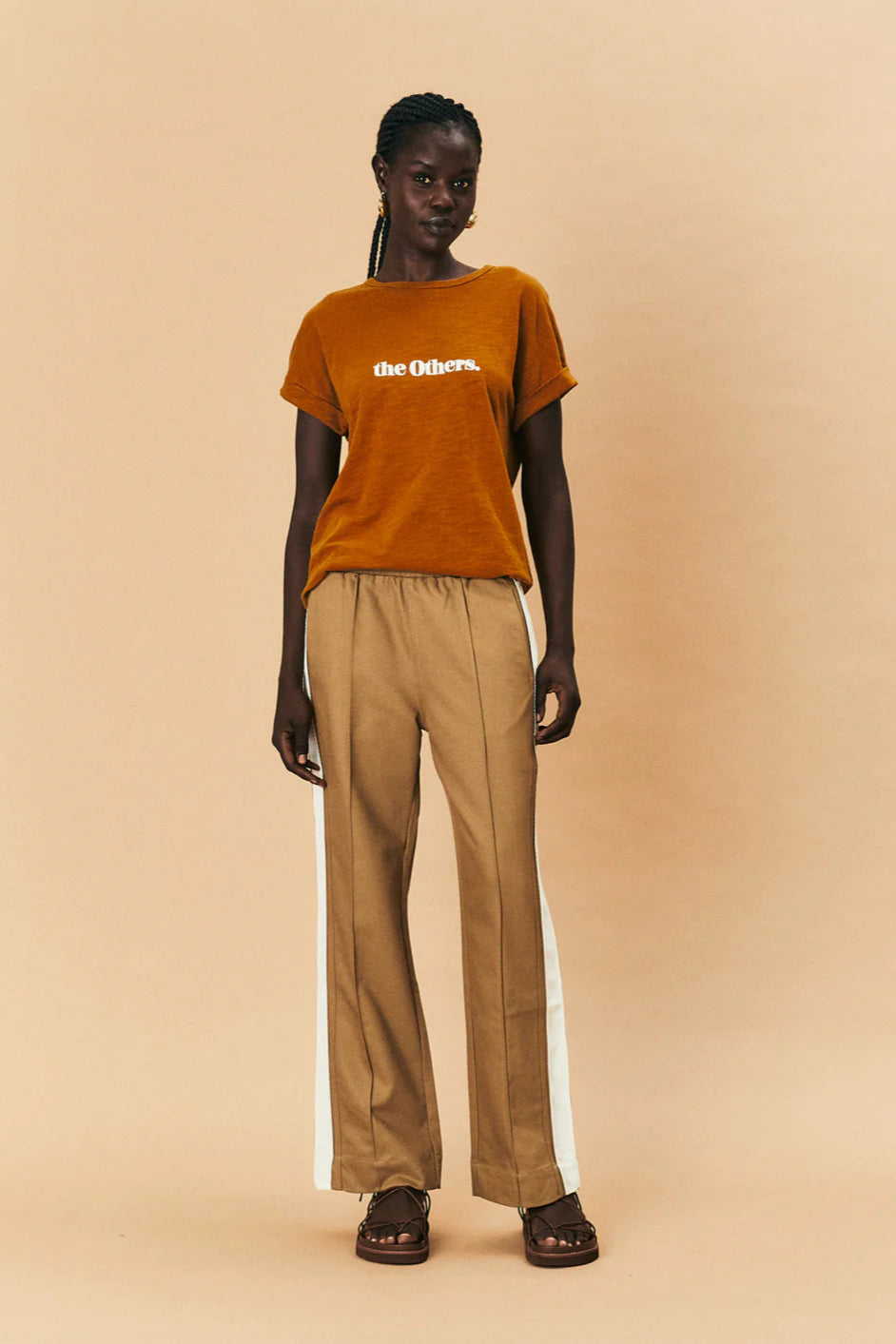 Introducing the new We are the Others, Alba Pant in a rich stone color, featuring a stylish contrast bone stripe down the side leg. Crafted from a comfy twill fabrication, these pants offer a relaxed fit and an elastic waist for ultimate comfort. Perfect for elevating your casual look or dressing up for a night out, the Alba Pant combines effortless style with everyday ease.