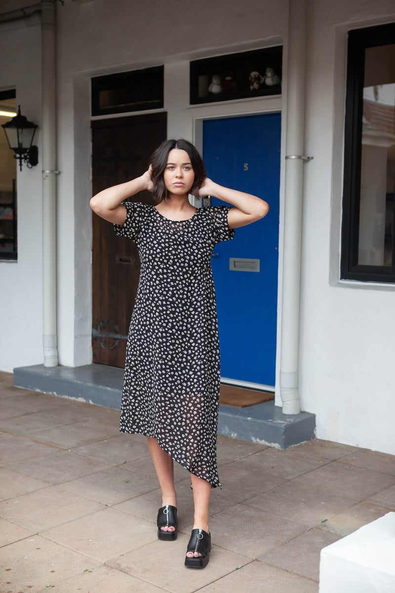 The NES Flow Dress is a multi-seasonal, versatile style that seamlessly transitions from casual to formal occasions. This dress offers a variety of styling options—wear it draped down across the front for a relaxed look, or cinch it up at the side using the adjustable side button and hem loopers for a more structured appearance. 