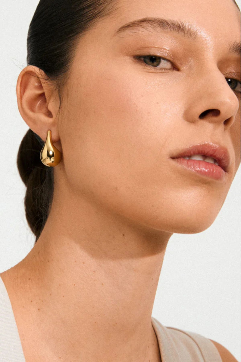 Seek new horizons! Embark on an exploration with the JUNIPER earrings from Pilgrim, sleek statement in a teardrop design that infuses your look with retro vibes and Scandinavian coolness. Featuring a shiny finish that captures the light, the JUNIPER earrings add a touch of modern Nordic elegance to your outfit. I