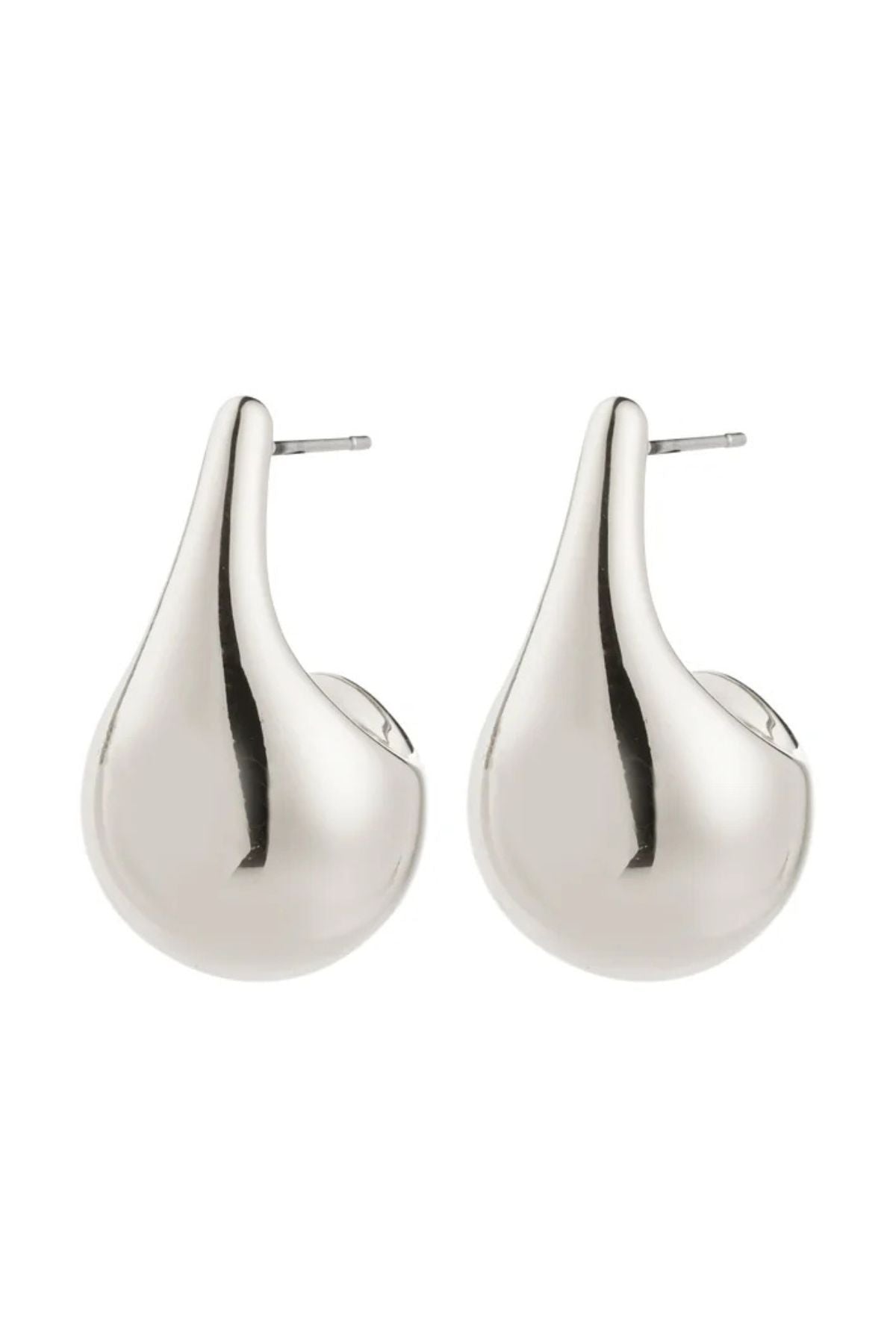 Seek new horizons! Embark on an exploration with the JUNIPER earrings from Pilgrim, sleek statement in a teardrop design that infuses your look with retro vibes and Scandinavian coolness. Featuring a shiny finish that captures the light, the JUNIPER earrings add a touch of modern Nordic elegance to your outfit. I