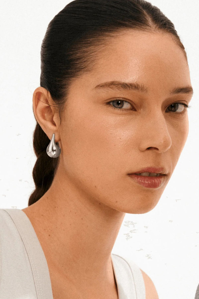 Seek new horizons! Embark on an exploration with the JUNIPER earrings from Pilgrim, sleek statement in a teardrop design that infuses your look with retro vibes and Scandinavian coolness. Featuring a shiny finish that captures the light, the JUNIPER earrings add a touch of modern Nordic elegance to your outfit. I