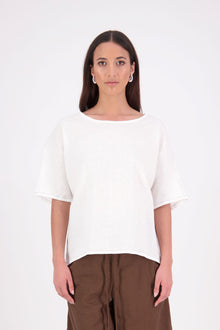 A relaxed, easy-to-wear staple, 
the N-E-S Jasmine Top is now crafted in a breathable linen-cotton blend for added softness and comfort. This boxy, multi-seasonal style features a beautifully bound neckline in self fabric, with contrast topstitch detailing on the hem lines (hem and sleeve hem). A versatile wardrobe essential with an elevated finish. linen/cotton blend. Designed & made in NZ


