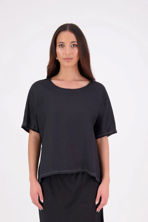 A relaxed, easy-to-wear staple, 
the N-E-S Jasmine Top is now crafted in a breathable linen-cotton blend for added softness and comfort. This boxy, multi-seasonal style features a beautifully bound neckline in self fabric, with contrast topstitch detailing on the hem lines (hem and sleeve hem). A versatile wardrobe essential with an elevated finish. linen/cotton blend. Designed & made in NZ
