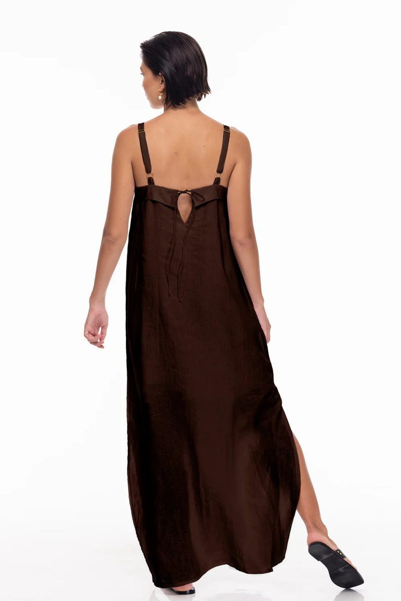 Maximize your style with the BLAK Kali Dress - Chocolate. Made from luxurious linen, this dress features a square neckline and adjustable straps for the perfect fit. The back keyhole with tie detail adds a touch of sophistication, while the side splits and maxi length bring a sense of effortless elegance. Elevate your wardrobe with this must-have dress!

Fabric composition - Linen&nbsp;

Fit - True to size

Square neckline
folded band across neckline
Adjustable straps
Back keyhole with tie detail
Side split