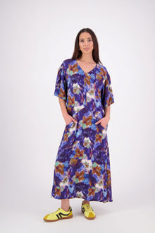 The N-E-S Kami Dress is a flattering mid-length style featuring a centre front seam that flows into angled lines with front pockets. Topstitching highlights the seam work, while triangle detailing at the pocket openings adds a refined touch. Designed with floaty sleeves that finish just above the elbows, this dress is crafted in an exclusive N-E-S print made in Lyon, France—bringing elevated ease to your everyday wardrobe
Composition: viscose crepe
Designed and Made in NZ