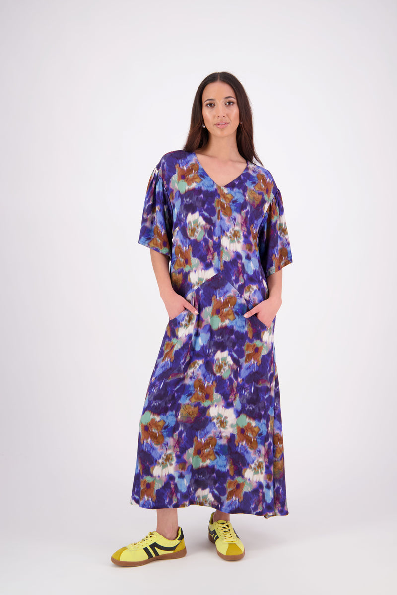 The N-E-S Kami Dress is a flattering mid-length style featuring a centre front seam that flows into angled lines with front pockets. Topstitching highlights the seam work, while triangle detailing at the pocket openings adds a refined touch. Designed with floaty sleeves that finish just above the elbows, this dress is crafted in an exclusive N-E-S print made in Lyon, France—bringing elevated ease to your everyday wardrobe
Composition: viscose crepe
Designed and Made in NZ