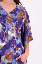 The N-E-S Kami Dress is a flattering mid-length style featuring a centre front seam that flows into angled lines with front pockets. Topstitching highlights the seam work, while triangle detailing at the pocket openings adds a refined touch. Designed with floaty sleeves that finish just above the elbows, this dress is crafted in an exclusive N-E-S print made in Lyon, France—bringing elevated ease to your everyday wardrobe
Composition: viscose crepe
Designed and Made in NZ