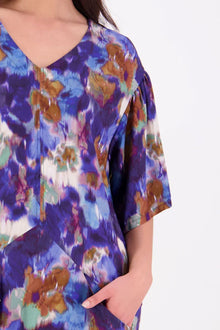 The N-E-S Kami Dress is a flattering mid-length style featuring a centre front seam that flows into angled lines with front pockets. Topstitching highlights the seam work, while triangle detailing at the pocket openings adds a refined touch. Designed with floaty sleeves that finish just above the elbows, this dress is crafted in an exclusive N-E-S print made in Lyon, France—bringing elevated ease to your everyday wardrobe
Composition: viscose crepe
Designed and Made in NZ