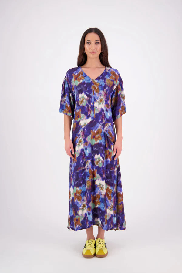 The N-E-S Kami Dress is a flattering mid-length style featuring a centre front seam that flows into angled lines with front pockets. Topstitching highlights the seam work, while triangle detailing at the pocket openings adds a refined touch. Designed with floaty sleeves that finish just above the elbows, this dress is crafted in an exclusive N-E-S print made in Lyon, France—bringing elevated ease to your everyday wardrobe
Composition: viscose crepe
Designed and Made in NZ