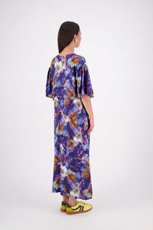 The N-E-S Kami Dress is a flattering mid-length style featuring a centre front seam that flows into angled lines with front pockets. Topstitching highlights the seam work, while triangle detailing at the pocket openings adds a refined touch. Designed with floaty sleeves that finish just above the elbows, this dress is crafted in an exclusive N-E-S print made in Lyon, France—bringing elevated ease to your everyday wardrobe
Composition: viscose crepe
Designed and Made in NZ