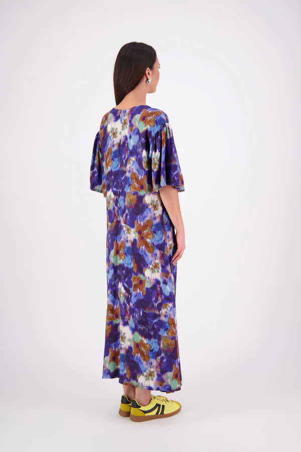 The N-E-S Kami Dress is a flattering mid-length style featuring a centre front seam that flows into angled lines with front pockets. Topstitching highlights the seam work, while triangle detailing at the pocket openings adds a refined touch. Designed with floaty sleeves that finish just above the elbows, this dress is crafted in an exclusive N-E-S print made in Lyon, France—bringing elevated ease to your everyday wardrobe
Composition: viscose crepe
Designed and Made in NZ