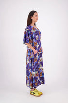 The N-E-S Kami Dress is a flattering mid-length style featuring a centre front seam that flows into angled lines with front pockets. Topstitching highlights the seam work, while triangle detailing at the pocket openings adds a refined touch. Designed with floaty sleeves that finish just above the elbows, this dress is crafted in an exclusive N-E-S print made in Lyon, France—bringing elevated ease to your everyday wardrobe
Composition: viscose crepe
Designed and Made in NZ
