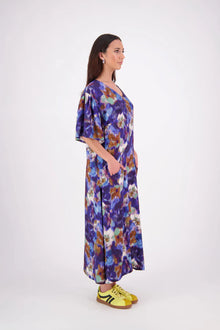 The N-E-S Kami Dress is a flattering mid-length style featuring a centre front seam that flows into angled lines with front pockets. Topstitching highlights the seam work, while triangle detailing at the pocket openings adds a refined touch. Designed with floaty sleeves that finish just above the elbows, this dress is crafted in an exclusive N-E-S print made in Lyon, France—bringing elevated ease to your everyday wardrobe
Composition: viscose crepe
Designed and Made in NZ