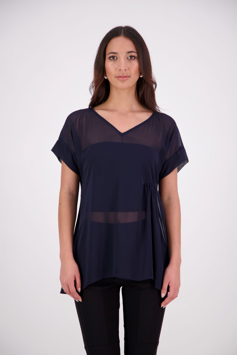 NES Kira Top
A feminine essential with effortless drape. Featuring a flattering V-neckline, cap sleeves, and soft ruching under the bust, the Kira Top finishes just below the waistband—perfect with high-waisted pants or skirts. A versatile piece for relaxed elegance, day or night.&nbsp;

Available in Black, Ink, Digital Colbalt and Cranberry.
Our model is 174cm and wears a XS (8) NES fit advise: Standard fit
Composition: PT Chiffon
Designed and Made in New Zealand