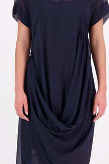 The NES Kira Dress blends the best of two favourites – the elegance of the Dreamliner and the versatility of the Flow Dress. With a relaxed drape and subtle tailoring, it features a flattering V-neckline, rouching under the bust on one side, cap sleeves, and adjustable button loop detailing for styling versatility (one dress - wear it 3 ways).
