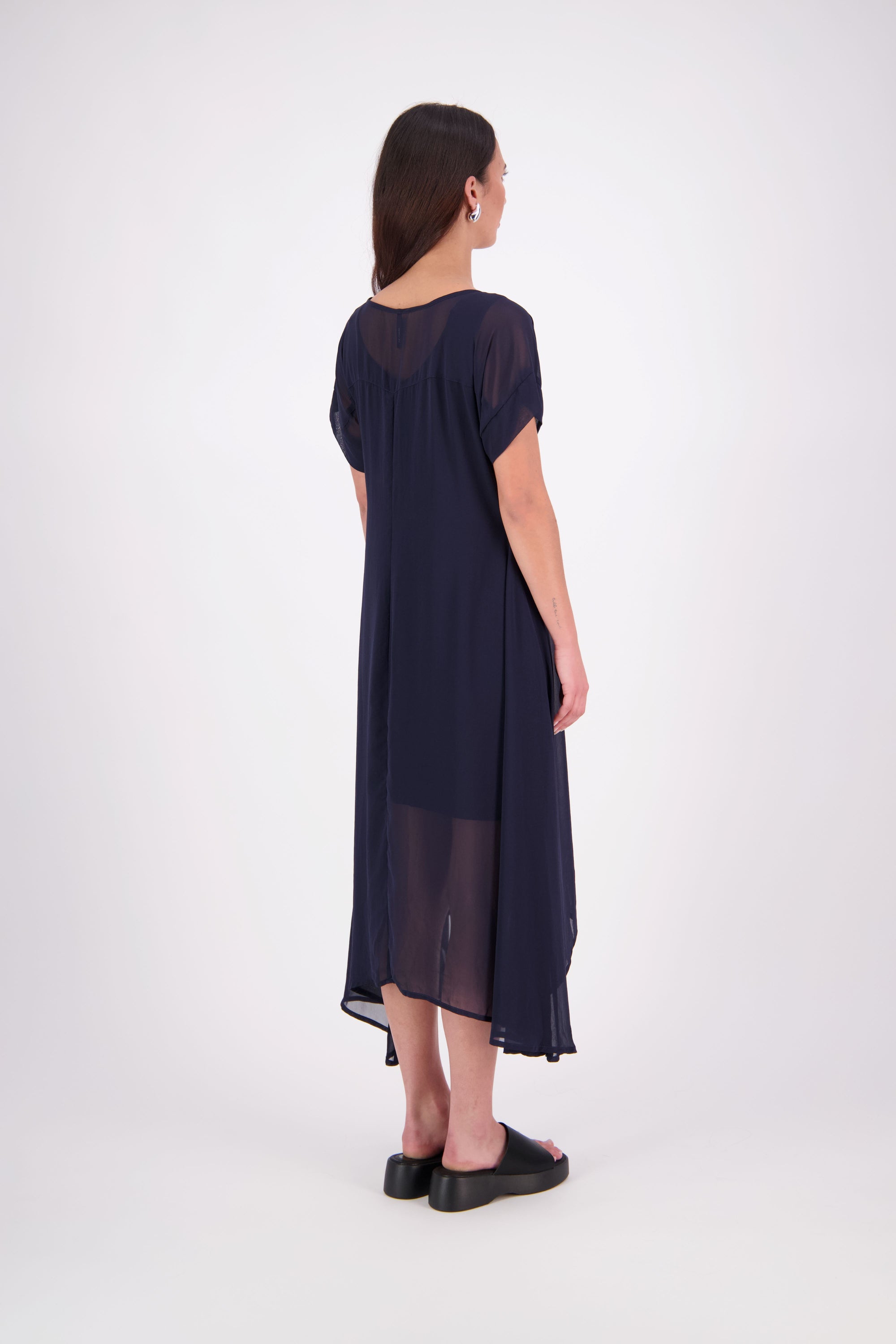 The NES Kira Dress blends the best of two favourites – the elegance of the Dreamliner and the versatility of the Flow Dress. With a relaxed drape and subtle tailoring, it features a flattering V-neckline, rouching under the bust on one side, cap sleeves, and adjustable button loop detailing for styling versatility (one dress - wear it 3 ways).