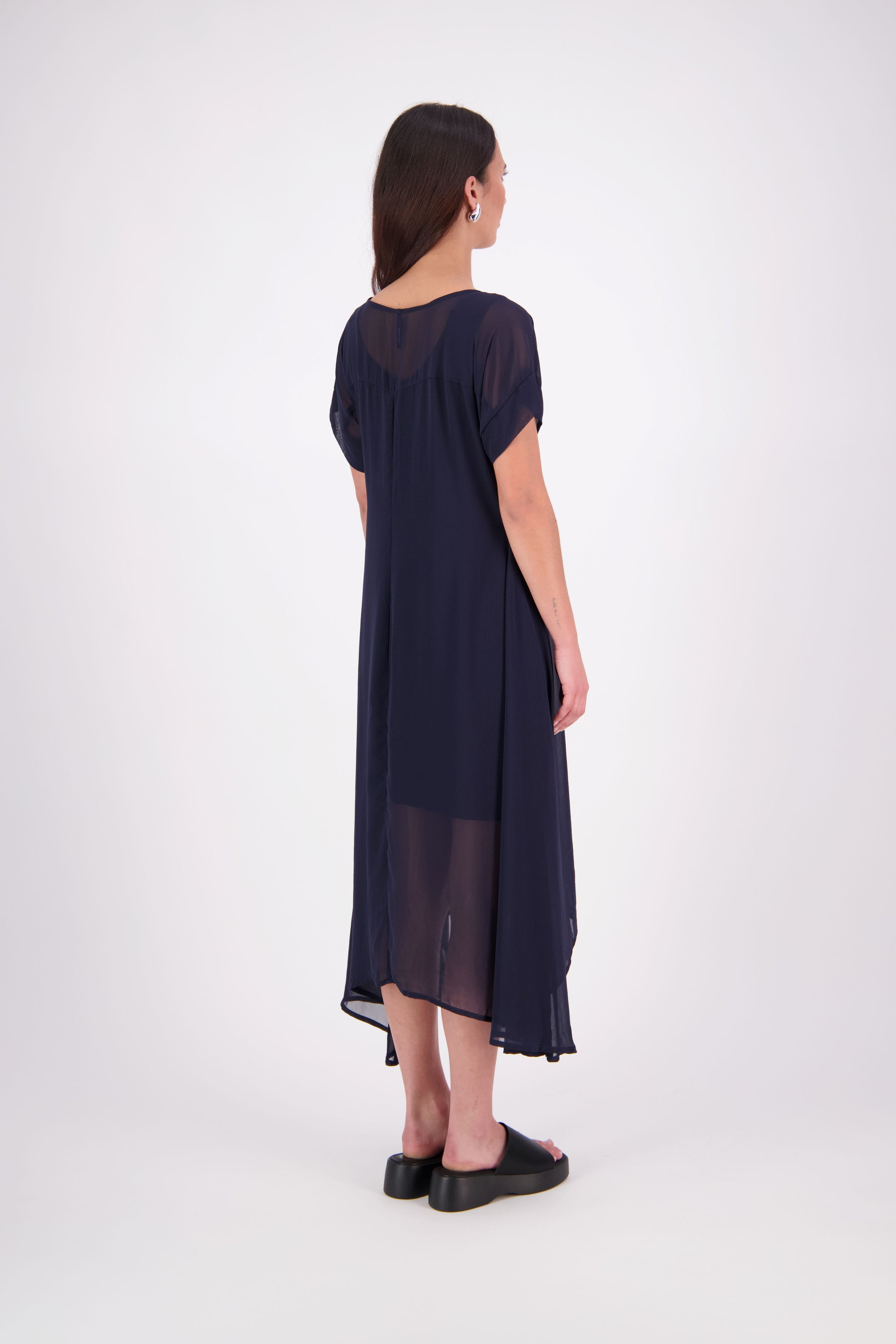 The NES Kira Dress blends the best of two favourites – the elegance of the Dreamliner and the versatility of the Flow Dress. With a relaxed drape and subtle tailoring, it features a flattering V-neckline, rouching under the bust on one side, cap sleeves, and adjustable button loop detailing for styling versatility (one dress - wear it 3 ways).