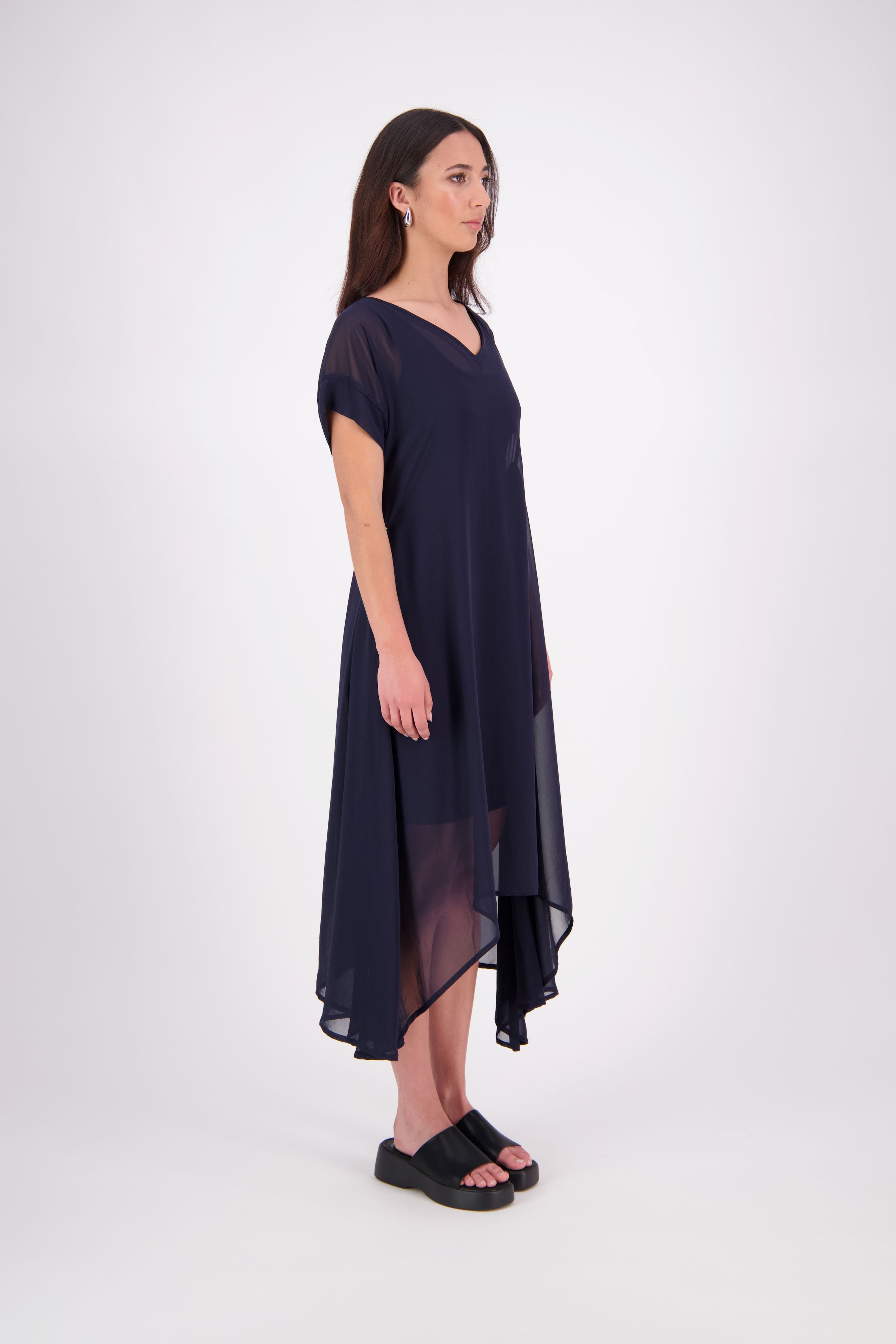 The NES Kira Dress blends the best of two favourites – the elegance of the Dreamliner and the versatility of the Flow Dress. With a relaxed drape and subtle tailoring, it features a flattering V-neckline, rouching under the bust on one side, cap sleeves, and adjustable button loop detailing for styling versatility (one dress - wear it 3 ways).