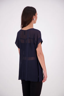 NES Kira Top
A feminine essential with effortless drape. Featuring a flattering V-neckline, cap sleeves, and soft ruching under the bust, the Kira Top finishes just below the waistband—perfect with high-waisted pants or skirts. A versatile piece for relaxed elegance, day or night.&nbsp;

Available in Black, Ink, Digital Colbalt and Cranberry.
Our model is 174cm and wears a XS (8) NES fit advise: Standard fit
Composition: PT Chiffon
Designed and Made in New Zealand