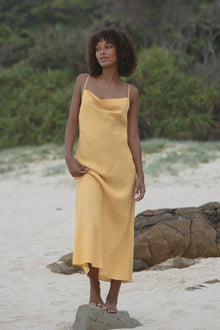 LILLY PILLY | ALLEGRIA BIAS LINEN DRESS

Elevate your wardrobe with the Lilly Pilly Allegria Bias Linen Dress, designed with a flattering bias cut that drapes beautifully and enhances your natural curves. The sophisticated cowl neck adds a touch of elegance and sensuality. Pair with a denim jacket and ballet flats for a relaxed, daytime look, or add a tailored blazer and loafers to create a chic, professional ensemble. It's also the perfect date night dress with a pair of heels.

∙ Bias cut slip
∙ Mididress