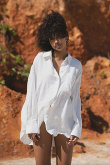 The signature LILLY PILLY KIRRA LINEN SHIRT is a all year round wardrobe staple. This oversized shirt features a hi-low curved hem for a flattering fit, and natural buttons made from Corozo, Coconut, or Shell. Dress it up or down with our linen pants,&nbsp;or throw it on as a beach cover up.