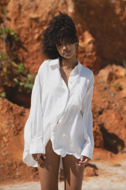 The signature LILLY PILLY KIRRA LINEN SHIRT is a all year round wardrobe staple. This oversized shirt features a hi-low curved hem for a flattering fit, and natural buttons made from Corozo, Coconut, or Shell. Dress it up or down with our linen pants,&nbsp;or throw it on as a beach cover up.